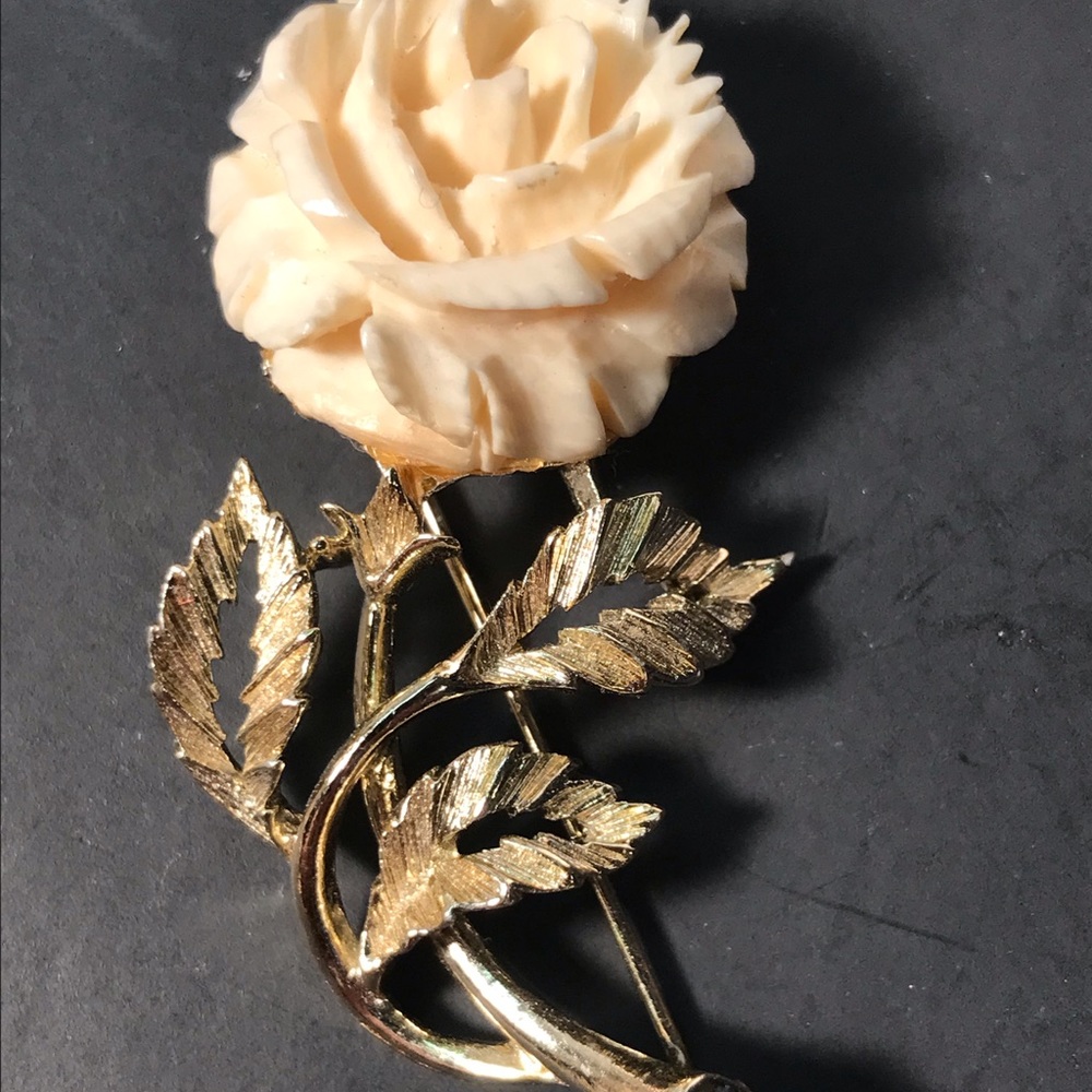 Vintage signed Lisner flower brooch gold toned